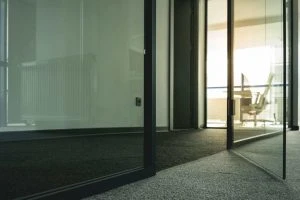 Интериорна стъклена врата interiorna staklena vrata